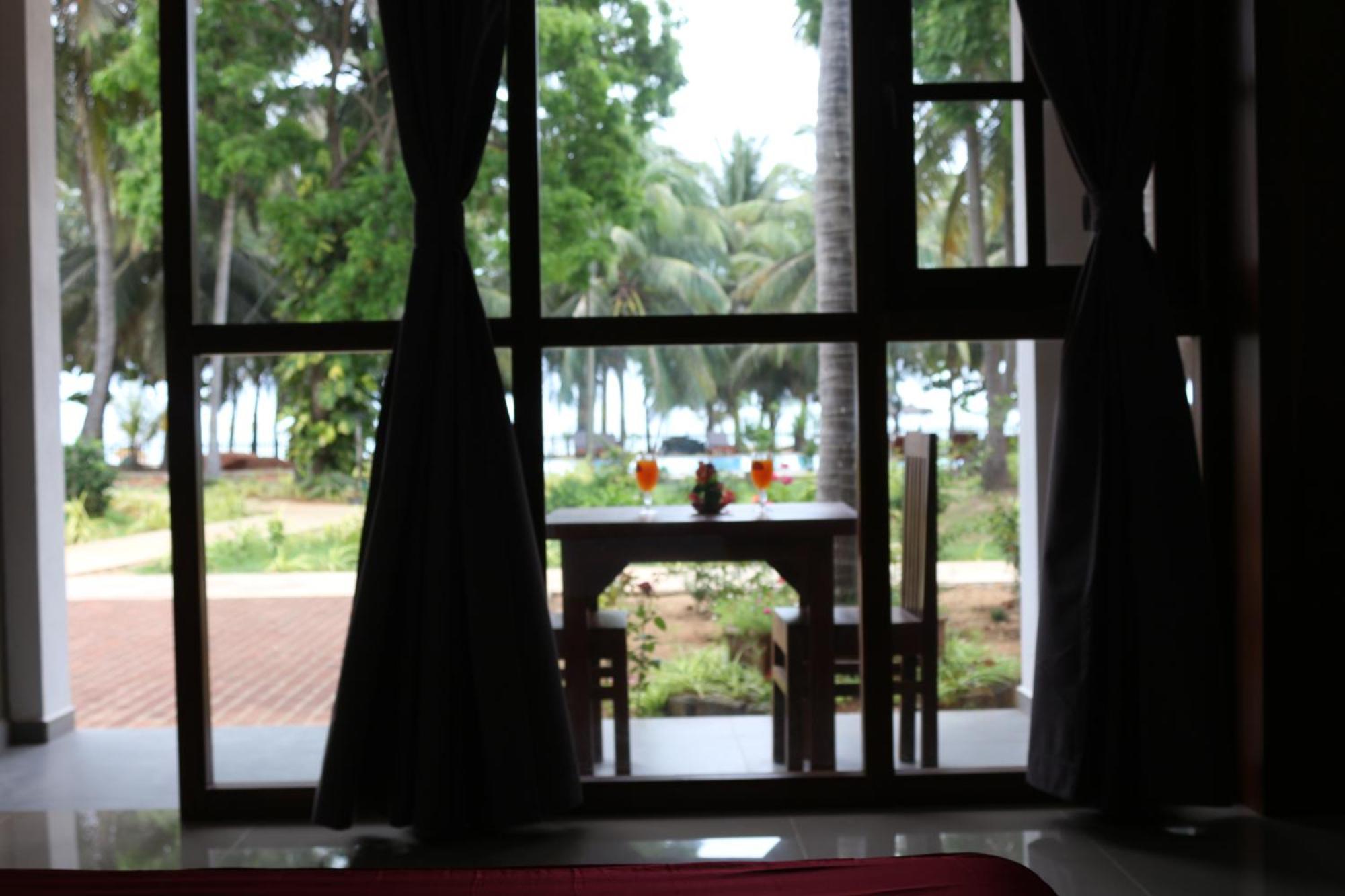 High Park Hotel นิลาเวลี ภายนอก รูปภาพ
